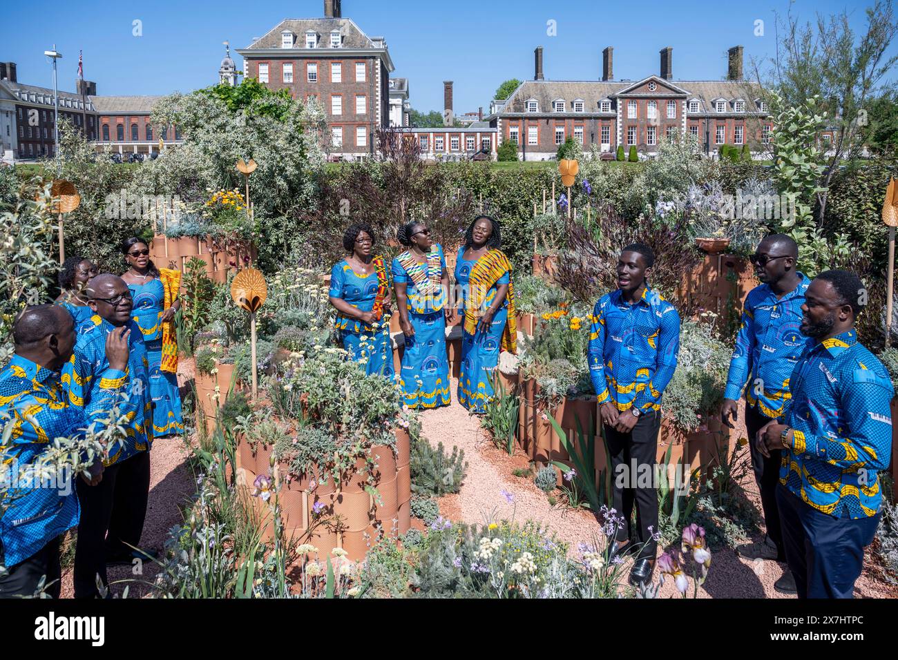 Londra, Regno Unito. 20 maggio 2024. Il Coro britannico della Ghanaian Methodist Fellowship si esibisce al World Child Cancer’s Nurturing Garden, progettato da Giulio Giorgi, nel giorno dei membri del RHS Chelsea Flower Show, nei terreni del Royal Hospital Chelsea. Lo spettacolo si svolge fino al 25 maggio 2024. Crediti: Stephen Chung / Alamy Live News Foto Stock