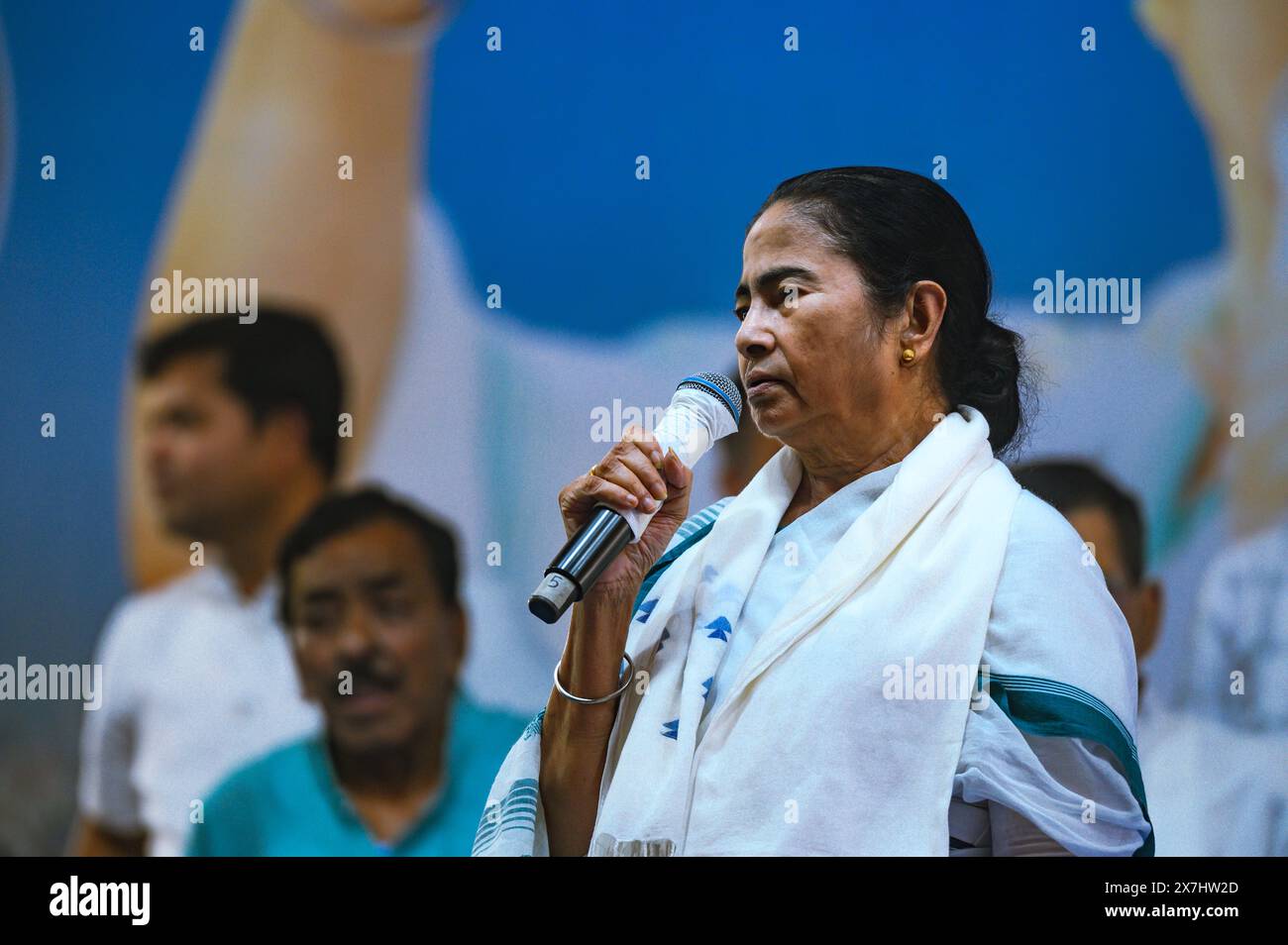 Il primo ministro del Bengala Occidentale Mamata Banerjee, è l'unica donna a essere stata in India. È anche la leader del partito del Congresso Trinamool (TMC) che ha servito due volte come Ministro delle ferrovie e più volte come Ministro del Gabinetto dell'Unione. Il cm è visto parlare in una riunione pubblica durante una campagna elettorale a sostegno del deputato indiano Mahua Moitra all'Harichand Guruchand Stadium. Tehatta, Bengala Occidentale. India. Foto Stock