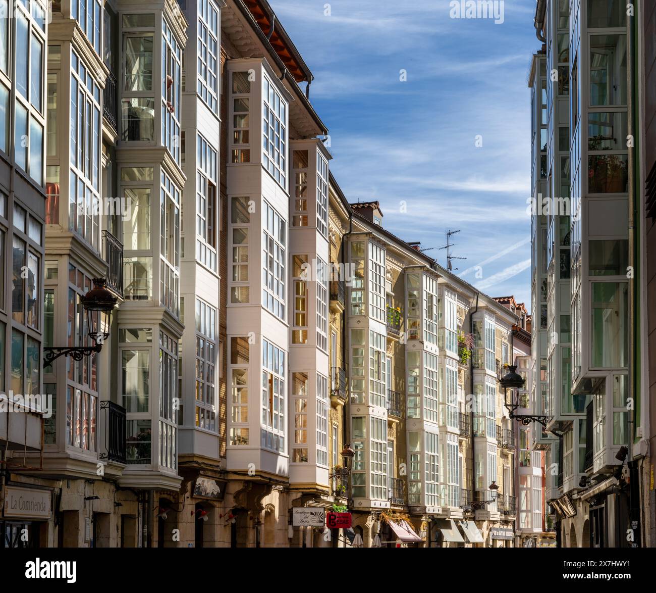 Burgos, Spagna - 14 aprile 2024: Strada della città con palazzi colorati con balconi nel centro storico di Burgos Foto Stock