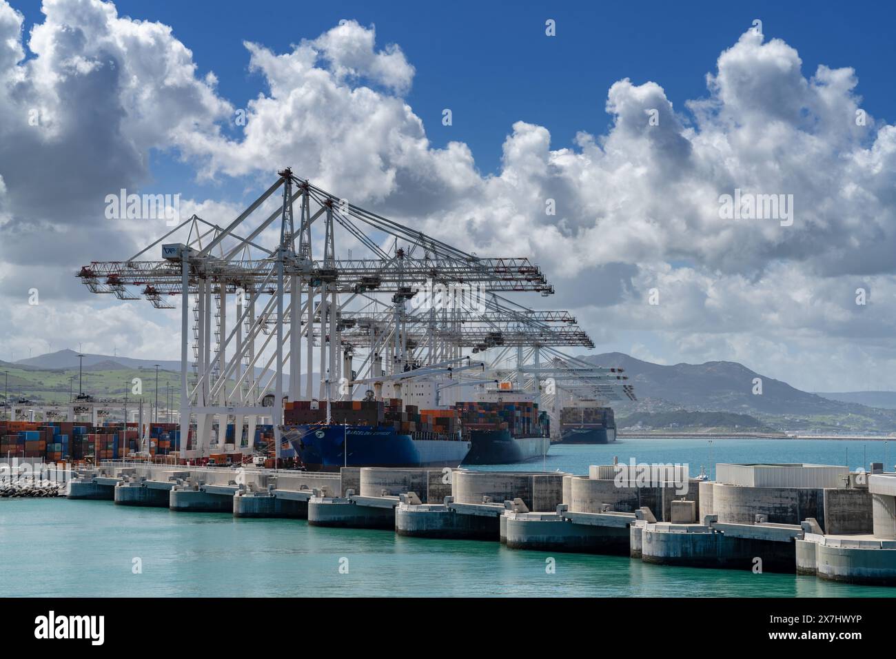 Tangeri, Marocco - 1° aprile 2024: Navi portacontainer scaricate e caricate nel porto di Tangeri Med in Marocco Foto Stock