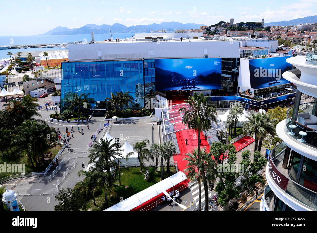 Der Palais des Festivals et des Congres de Cannes während des Festival de Cannes 2024 / 77. Internationale Filmfestspiele von Cannes. Cannes, 20.05.2024 *** il Palais des Festivals et des Congres de Cannes durante il Festival di Cannes 2024 77 Cannes International Film Festival Cannes, 20 05 2024 foto:xD.xBedrosianx/xFuturexImagex festivalpalast 4509 Foto Stock