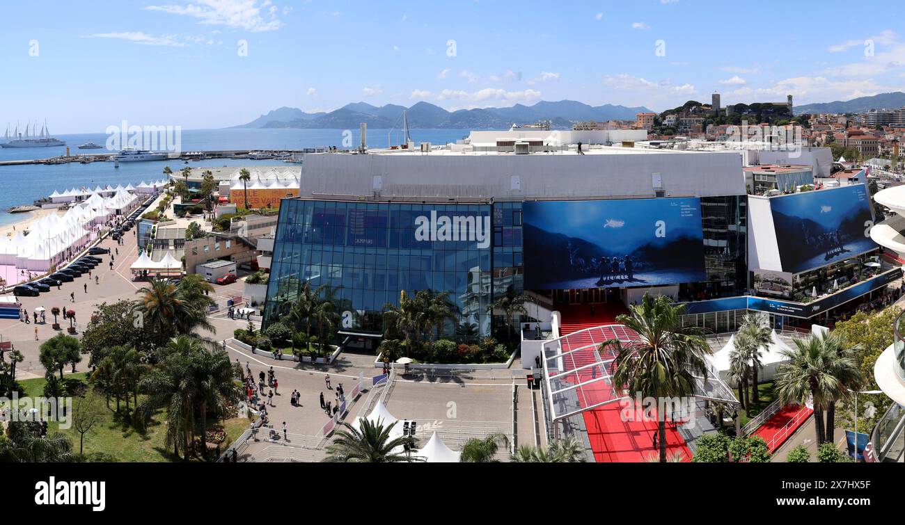 Der Palais des Festivals et des Congres de Cannes während des Festival de Cannes 2024 / 77. Internationale Filmfestspiele von Cannes. Cannes, 20.05.2024 *** il Palais des Festivals et des Congres de Cannes durante il Festival di Cannes 2024 77 Cannes International Film Festival Cannes, 20 05 2024 foto:xD.xBedrosianx/xFuturexImagex festivalpalast 4503 Foto Stock