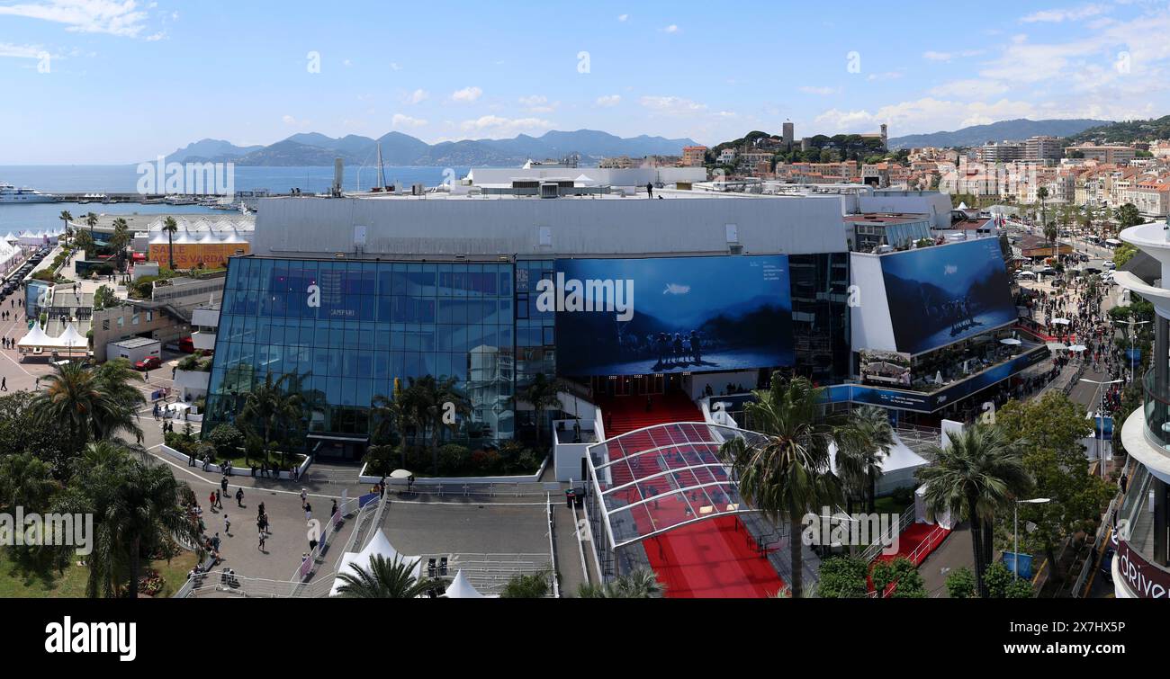 Der Palais des Festivals et des Congres de Cannes während des Festival de Cannes 2024 / 77. Internationale Filmfestspiele von Cannes. Cannes, 20.05.2024 *** il Palais des Festivals et des Congres de Cannes durante il Festival di Cannes 2024 77 Cannes International Film Festival Cannes, 20 05 2024 foto:xD.xBedrosianx/xFuturexImagex festivalpalast 4506 Foto Stock