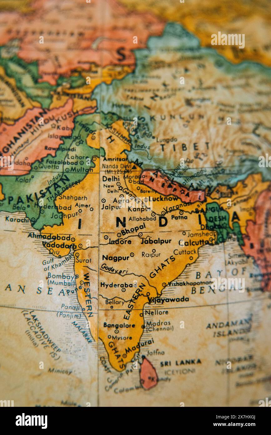 Un dettagliato globo vintage che mette in risalto la geografia di India, Pakistan, Afghanistan e regioni circostanti. Foto Stock