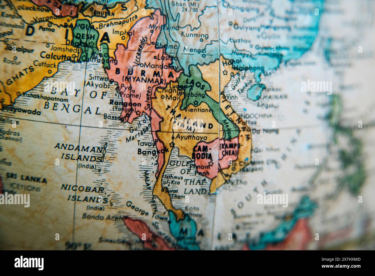 Mappa del globo d'epoca ravvicinata del sud-est asiatico con Thailandia, Myanmar, Cambogia, Laos e il Golfo del Bengala. Foto Stock