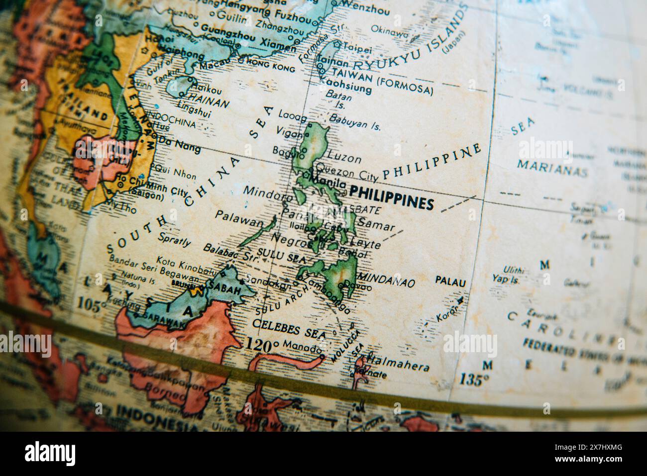 Una mappa vintage del mondo antico che mostra un dettaglio ravvicinato delle Filippine e dei paesi del sud-est asiatico circostanti. Foto Stock