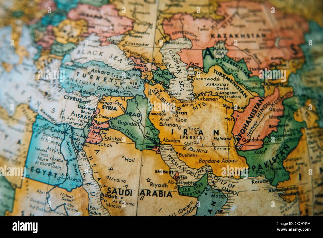 Una mappa dettagliata del globo vintage che evidenzia il Medio Oriente, tra cui Iran, Iraq, Afghanistan e regioni circostanti. Foto Stock