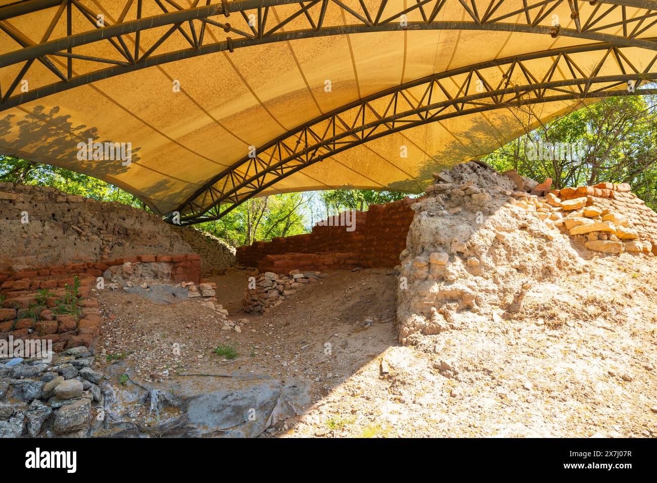 Le rovine dell'antica città di Troia. Pareti in mattoni fangosi ricostruite di Troia. Visita Turkey Concept. Foto Stock