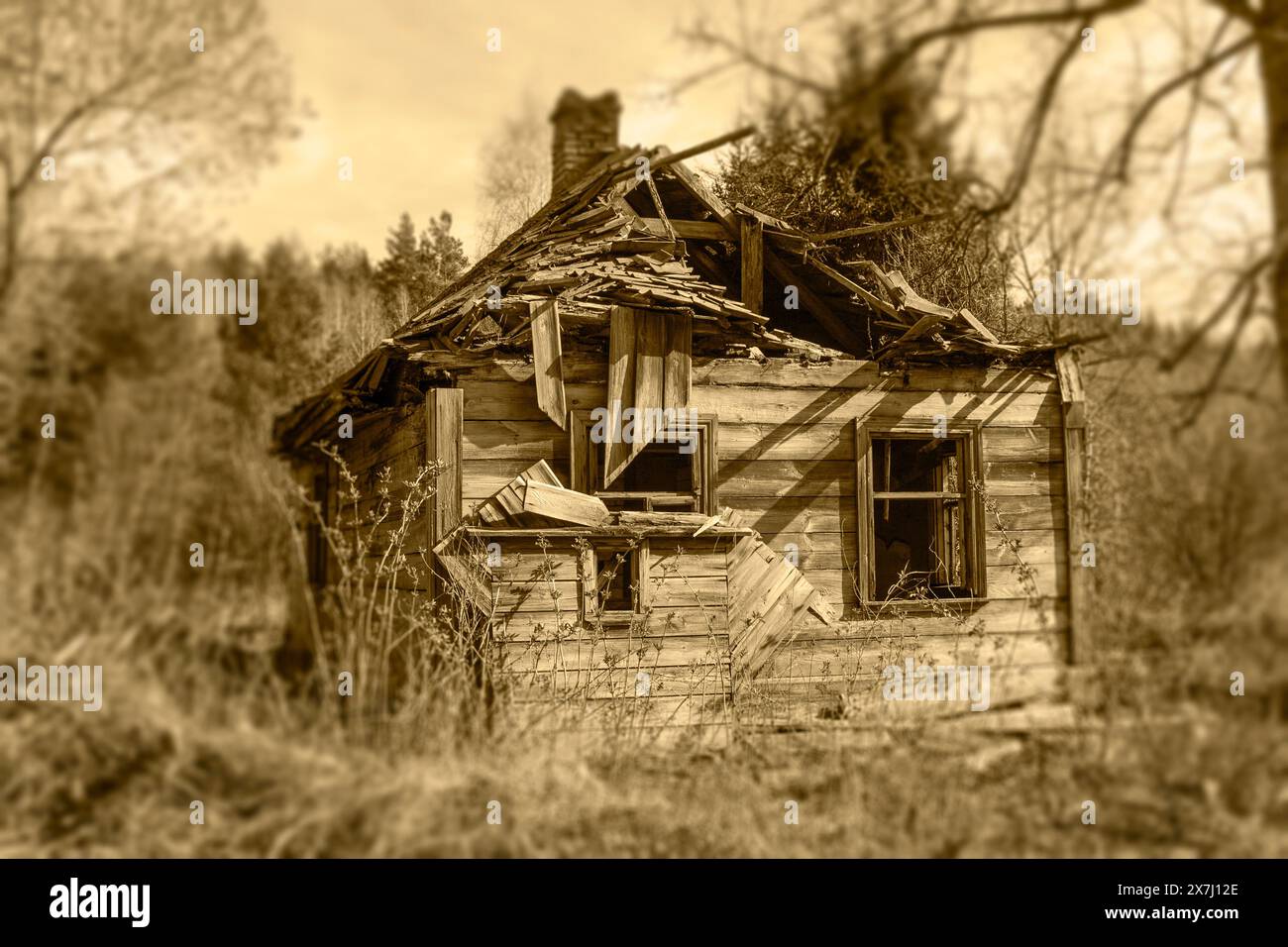 Una vecchia casa di legno abbandonata dai residenti, che muoiono la vita. Riflessione sul tempo che passa Foto Stock