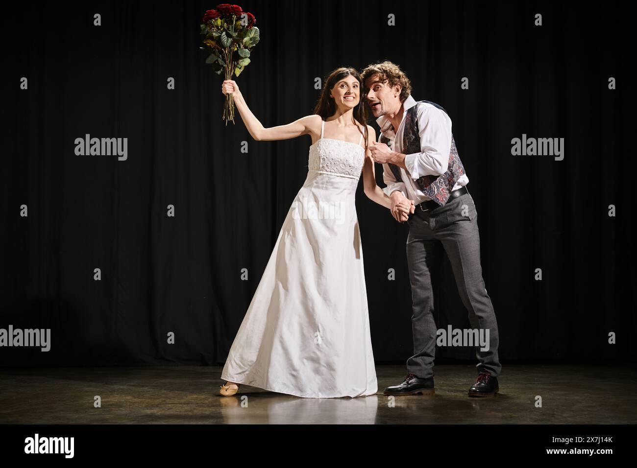 Un uomo e una donna attraenti che provano su un palcoscenico teatrale. Foto Stock