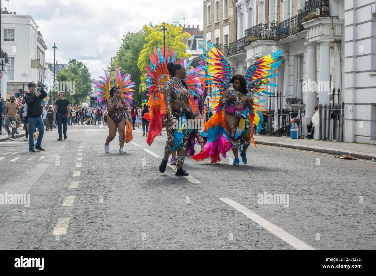 NOTTING HILL, LONDRA, INGHILTERRA - 28 agosto 2023: People in the Street al Notting Hill Carnival nel 2023 Foto Stock