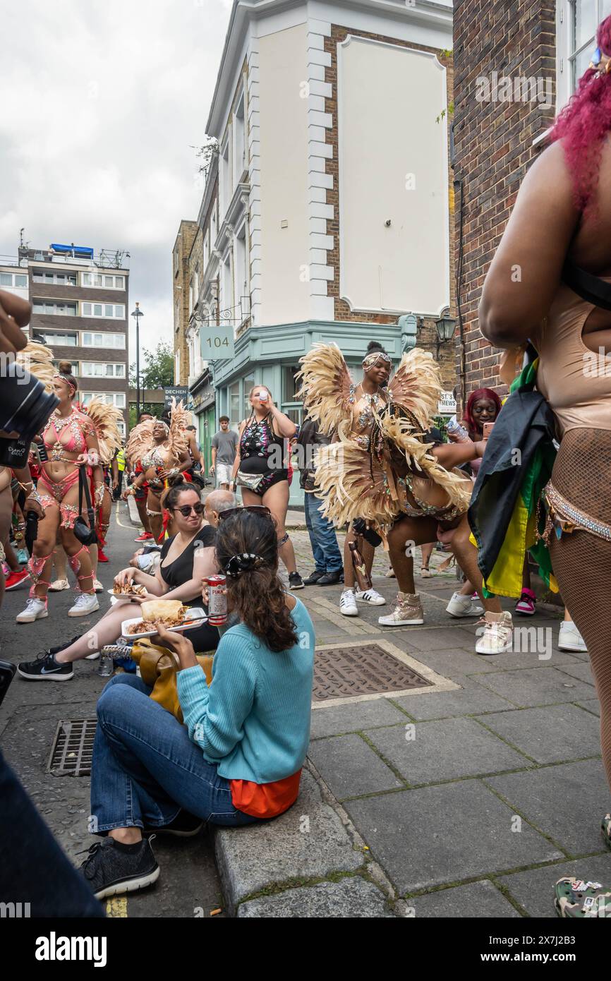 NOTTING HILL, LONDRA, INGHILTERRA - 28 agosto 2023: People in the Streets al Notting Hill Carnival nel 2023 Foto Stock