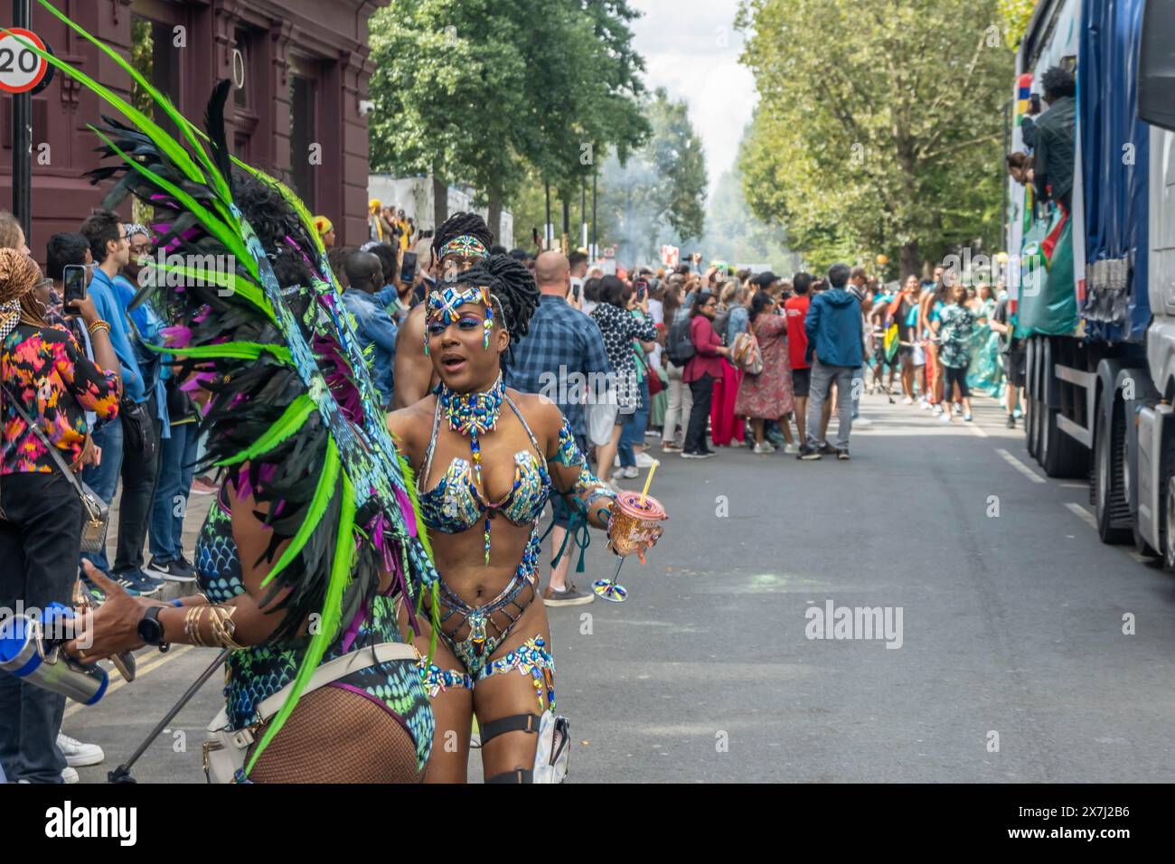 NOTTING HILL, LONDRA, INGHILTERRA - 28 agosto 2023: Artisti che indossano costumi al Carnevale di Notting Hill 2023 Foto Stock