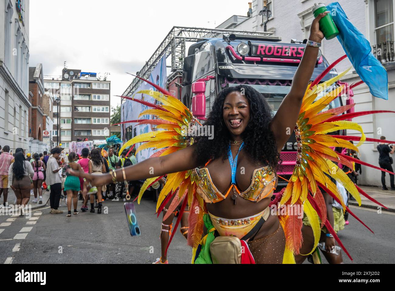 NOTTING HILL, LONDRA, INGHILTERRA - 28 agosto 2023: Donna che indossa un tradizionale abito Samba al Notting Hill Carnival 2023 Foto Stock