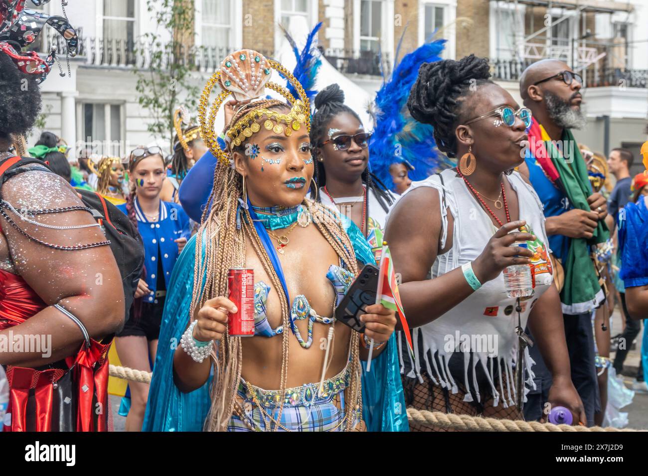 NOTTING HILL, LONDRA, INGHILTERRA - 28 agosto 2023: Donna che indossa un tradizionale abito Samba al Notting Hill Carnival 2023 Foto Stock