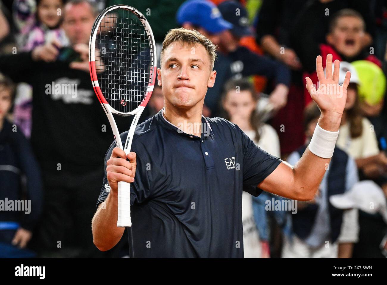 Parigi, Francia, Francia. 20 maggio 2024. Hamad MEDJEDOVIC di Serbia celebra la sua vittoria durante la prima giornata di qualificazione del Roland-Garros 2024, dell'Open di Francia 2024, del torneo di tennis del grande Slam allo stadio Roland-Garros il 20 maggio 2024 a Parigi, Francia. (Credit Image: © Matthieu Mirville/ZUMA Press Wire) SOLO PER USO EDITORIALE! Non per USO commerciale! Crediti: ZUMA Press, Inc./Alamy Live News Foto Stock