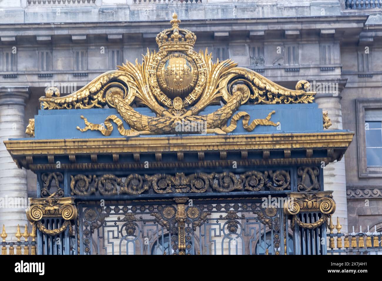 Parigi, Francia, 18 aprile 2024: Una veduta delle porte fuori dal Palais de Justice de Paris, Corte di giustizia di Parigi Foto Stock