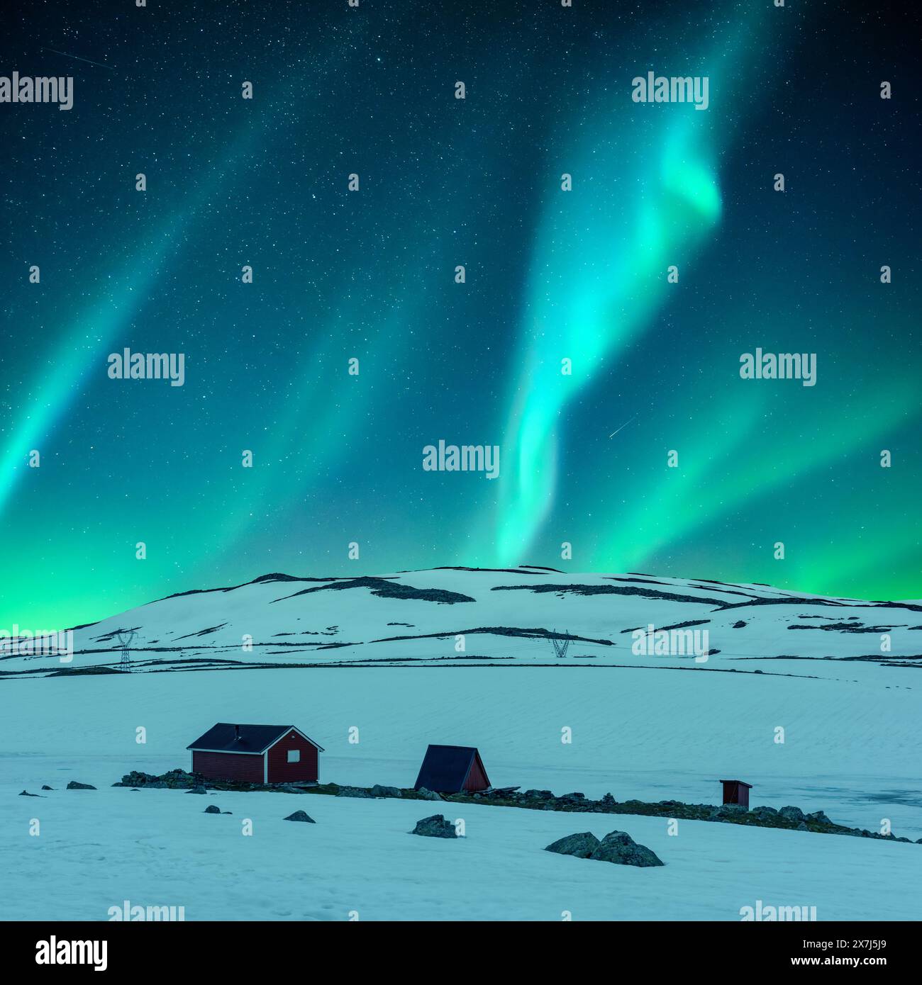 Aurora boreale aurora boreale nel cielo notturno invernale. Cabina in legno rossa sulla valle invernale. Cielo con luci polari verdi e stelle Foto Stock