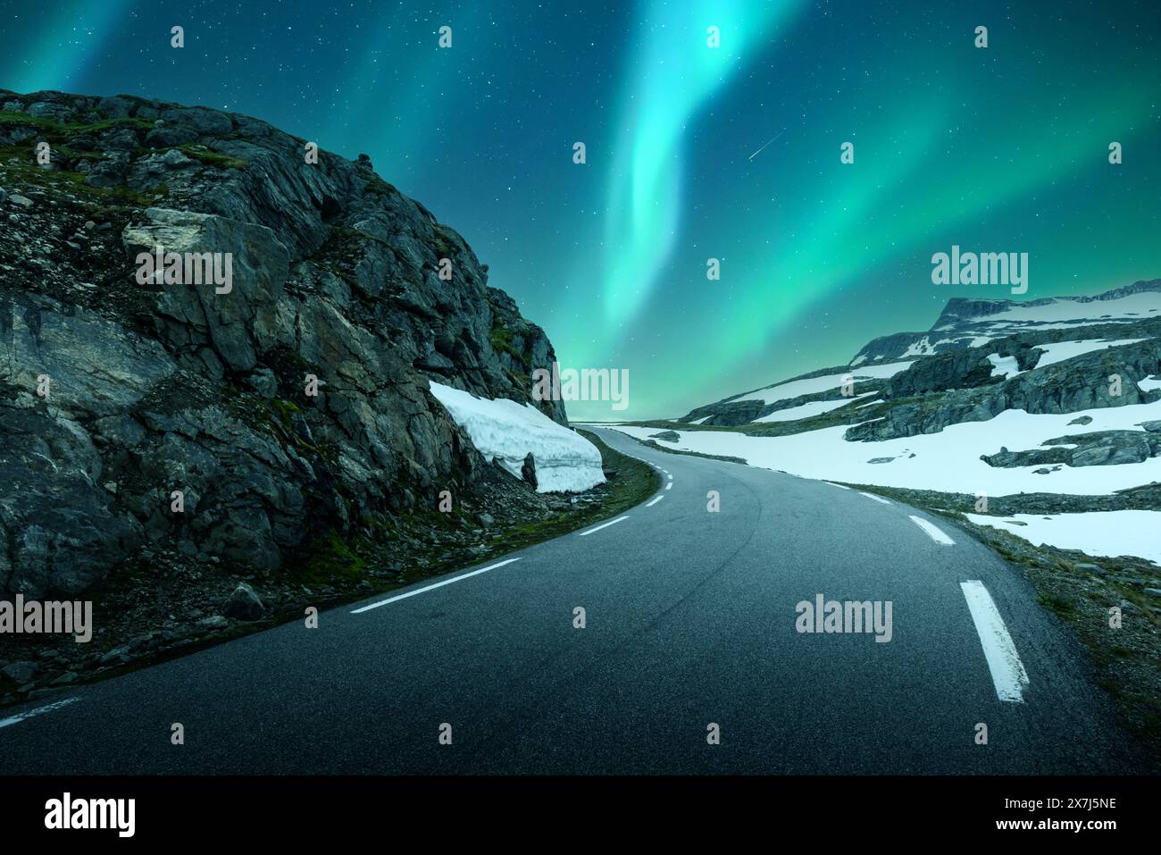Aurora boreale aurora boreale nel cielo notturno invernale sopra la famosa strada innevata di montagna in Norvegia Foto Stock