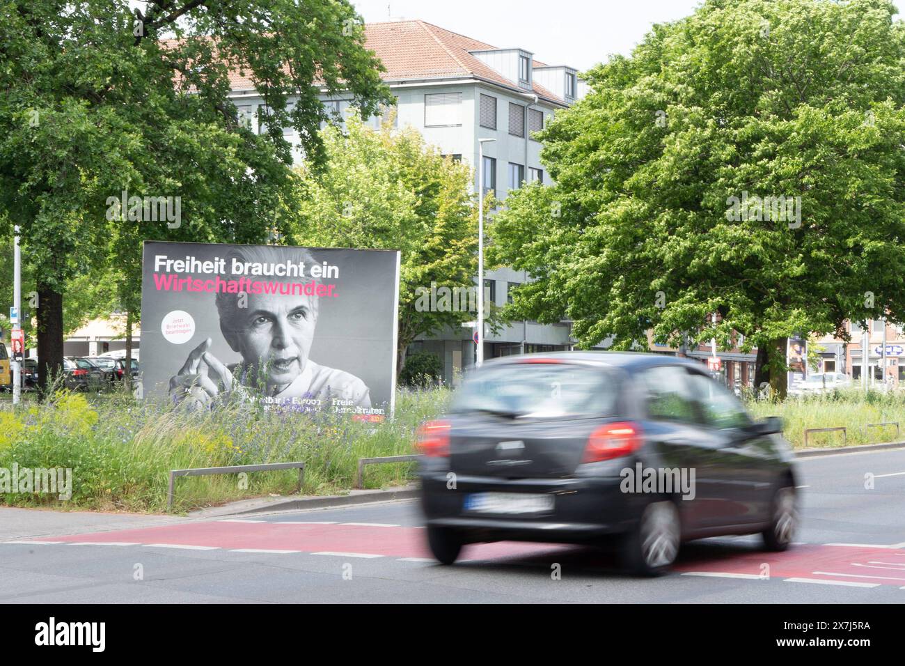 Deutschland 2024: Wahlplakate für die Europawahl 2024 Im Bild: Wahlplakat der FDP Spitzenkandidatin Strack-Zimmermann in Hannover, Innenstadt Niedersachsen *** Germania 2024 manifesti elettorali per le elezioni europee del 2024 nella foto poster elettorale del candidato FDP Strack Zimmermann ad Hannover, centro della bassa Sassonia Copyright: XFotostandx/xNieerwelerx Foto Stock