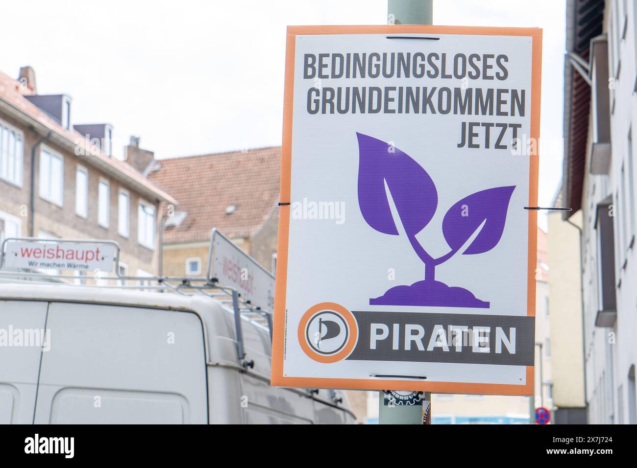 Deutschland 2024: Wahlplakate für die Europawahl 2024 Im Bild: Wahlplakat der Piraten Partei mit der Aufschrift Bedingungsloses Grundeinkommen jetzt ad Hannover, Innenstadt Niedersachsen *** Germania 2024 manifesti elettorali per le elezioni europee del 2024 nel poster delle elezioni del Partito Pirata con l'iscrizione incondizionato reddito di base ora ad Hannover, centro della bassa Sassonia Copyright: xFotostandx/xNiewelerx Foto Stock