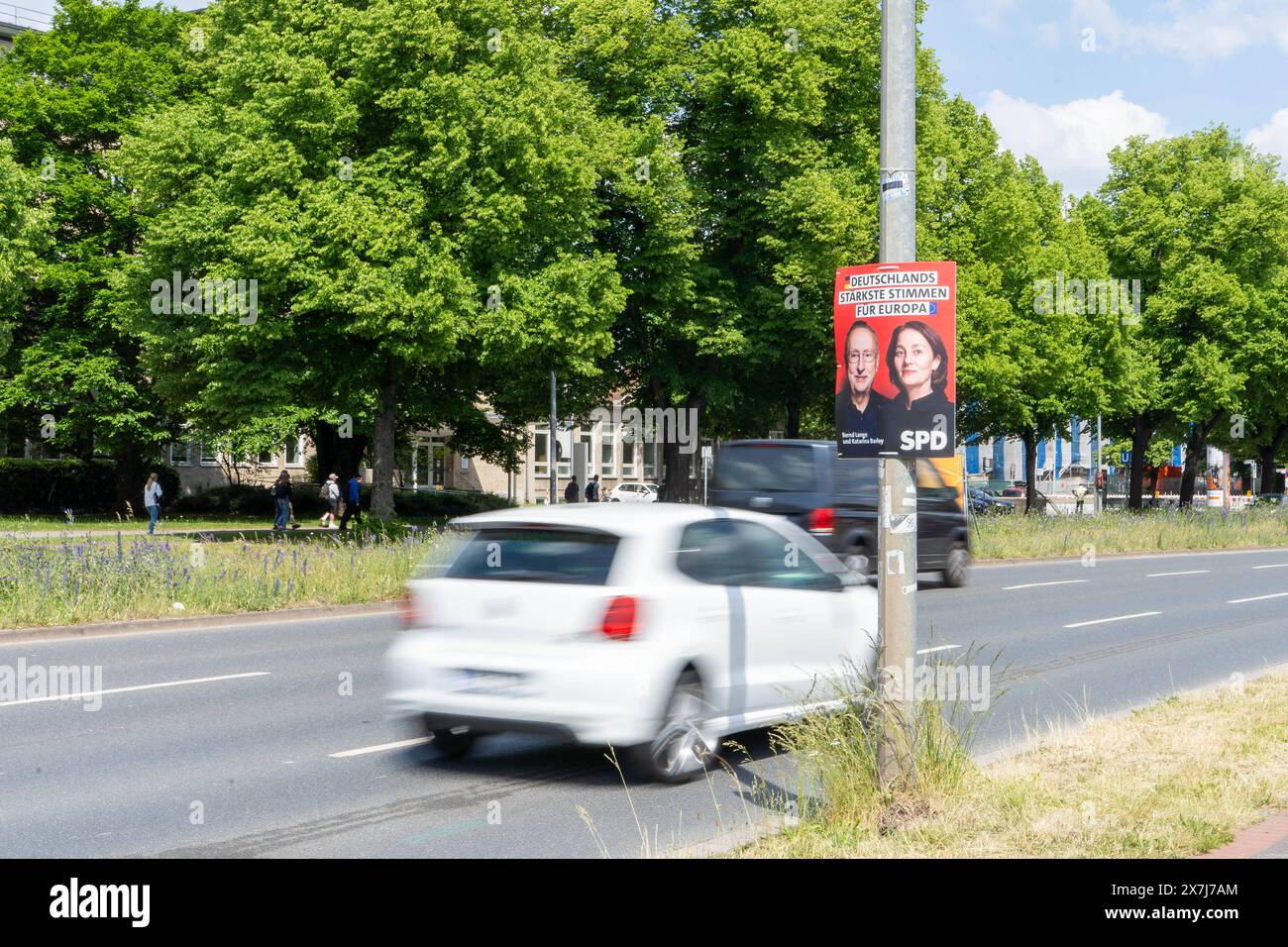 Deutschland 2024: Wahlplakate für die Europawahl 2024 IM Bild: Wahlplakat Sozialdemokratischen Partei Deutschlands SPD mit der Aufschrift DEUTSCHLANDS STÄRKSTE STIMME für EUROPA in Hannover, Innenstadt Niedersachsen *** Germania 2024 manifesti elettorali per le elezioni europee 2024 nella foto poster elettorale del Partito Socialdemocratico di Germania SPD con l'iscrizione DEUTSCHLANDS STÄRKSTE STIMME für EUROPA ad Hannover, centro città bassa Sassonia Copyright: xFotostandx/xNiewelerx Foto Stock