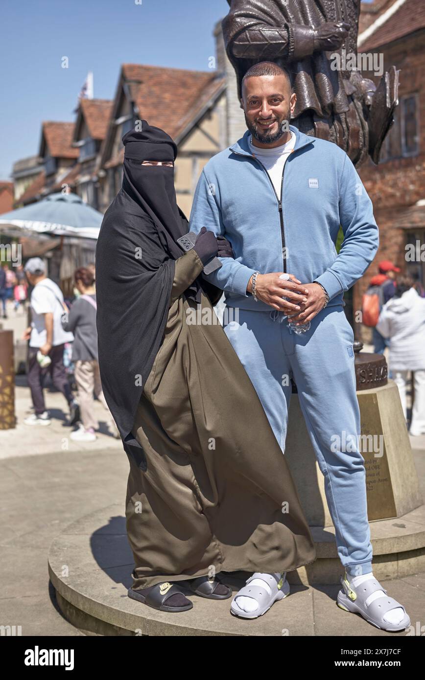 Coppia musulmana con donna che indossa un abito tradizionale niqab burka. Inghilterra Regno Unito Foto Stock