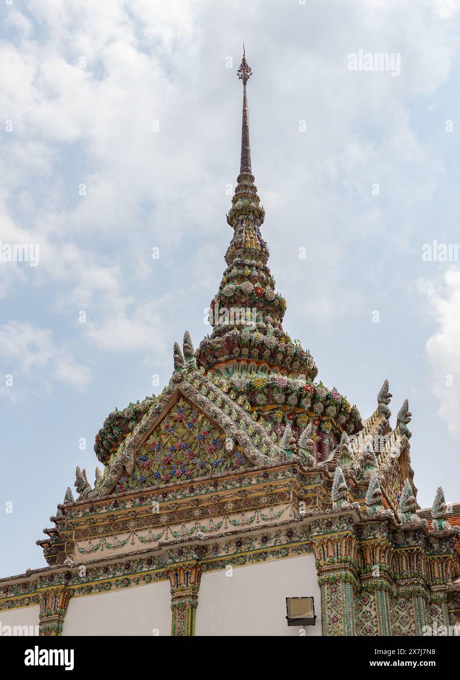 Una foto della guglia di Phra Wiharn Yod al Grand Palace. Foto Stock