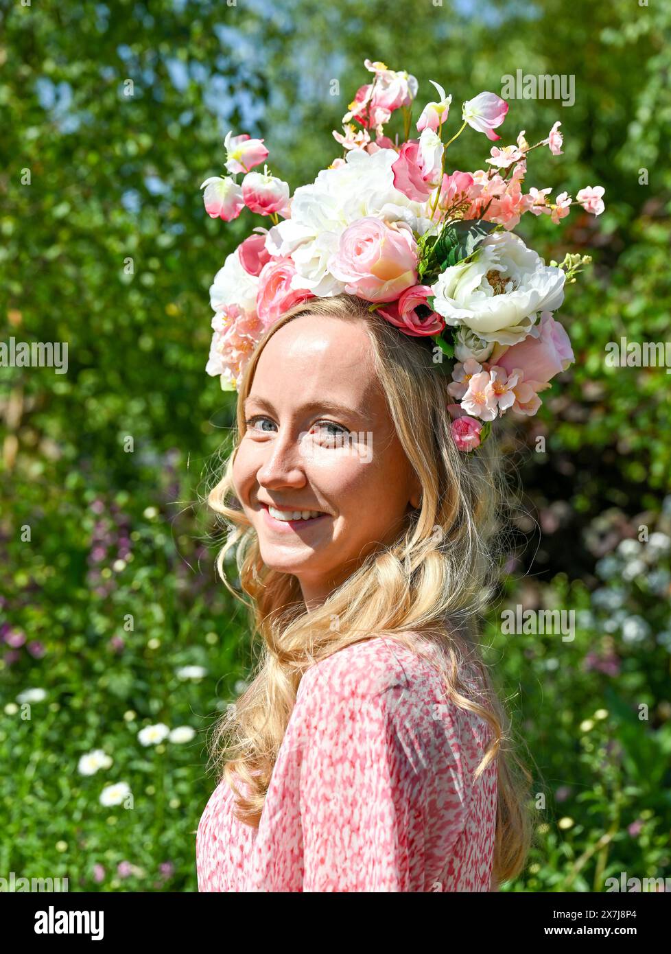 Londra, Regno Unito. 20 maggio 2024. Un visitatore indossa un Fascinator Hat of Flowers al RHS Chelsea Flower Show, Royal Hospital Chelsea, Londra, Regno Unito. Crediti: LFP/Alamy Live News Foto Stock