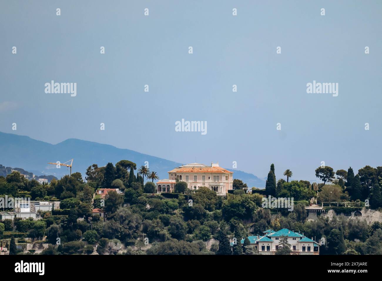 Vista da lontano della famosa Villa Ephrussi de Rothschild sulla penisola di Saint Jean Cap Ferrat Foto Stock