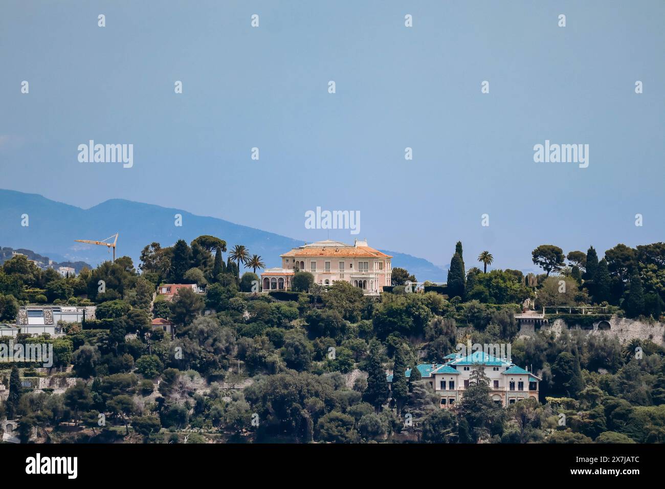 Vista da lontano della famosa Villa Ephrussi de Rothschild sulla penisola di Saint Jean Cap Ferrat Foto Stock