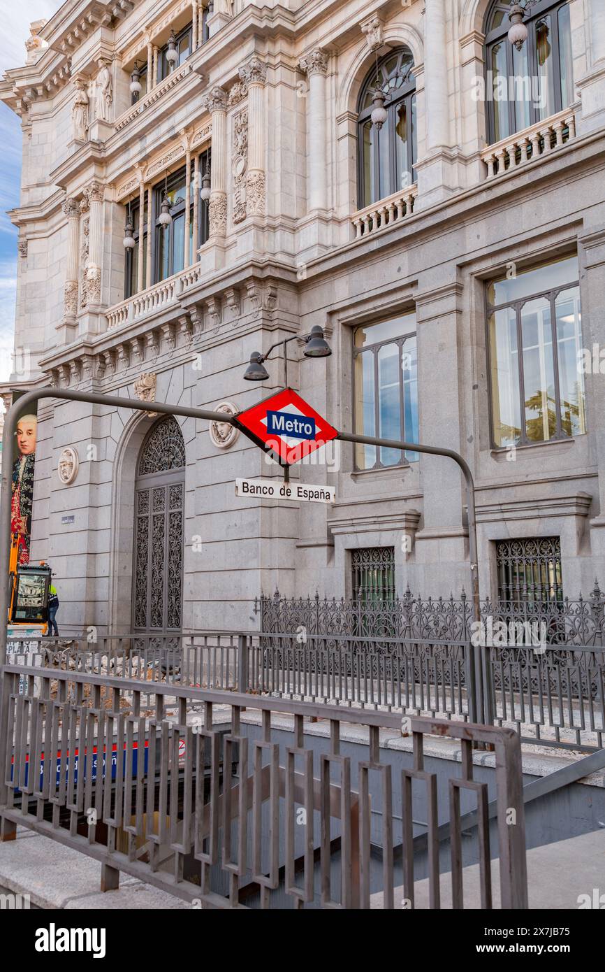 Madrid, Spagna - FEB 16, 2022: Cartello e logo della metropolitana all'ingresso della stazione Banco de Espana a Madrid, Spagna. Foto Stock