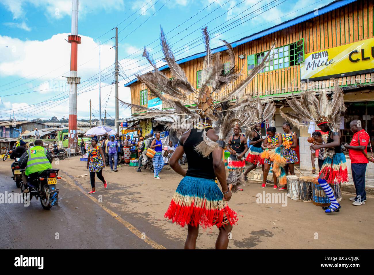 NAIROBI, KENYA - 17 MAGGIO: I ballerini della Rapala Dance Crew si esibiscono durante uno spettacolo di strada per aiutare a mobilitare i residenti e a sensibilizzare in merito Foto Stock