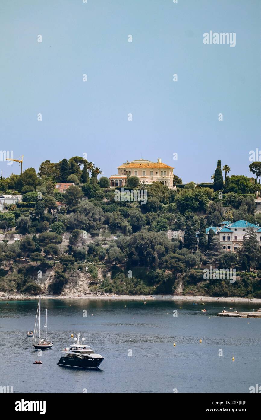 Vista da lontano della famosa Villa Ephrussi de Rothschild sulla penisola di Saint Jean Cap Ferrat Foto Stock