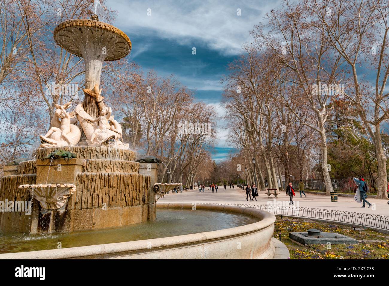 Madrid, Spagna - FEB 16, 2022: Fontana con sculture in pietra nel Parco del Retiro, un grande parco urbano di Madrid, Spagna. Foto Stock