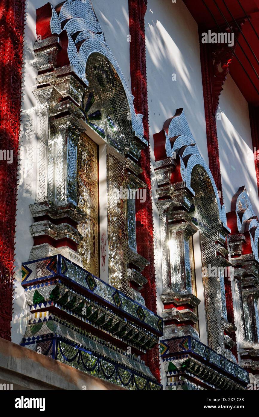 Thailandia, Bangkok, la città imperiale, specchio lucido mattonelle ornamentali su Windows di un tempio buddista Foto Stock