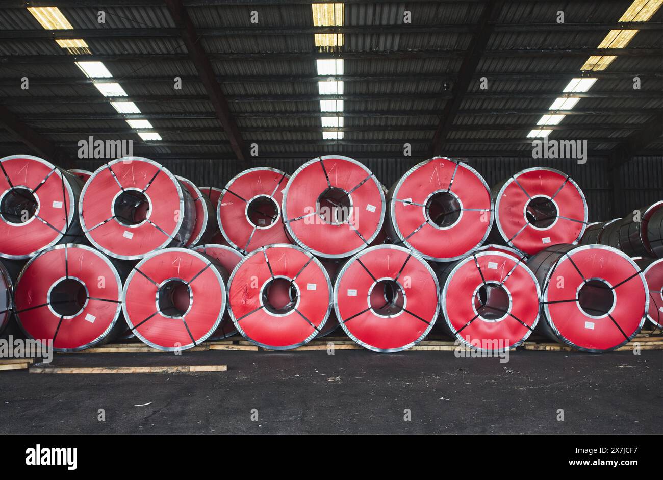 Rotoli di acciaio laminati, della società turca Yildiz Demir Celik, immagazzinati nel porto di Musel, Gijón, Asturie, Spagna Foto Stock