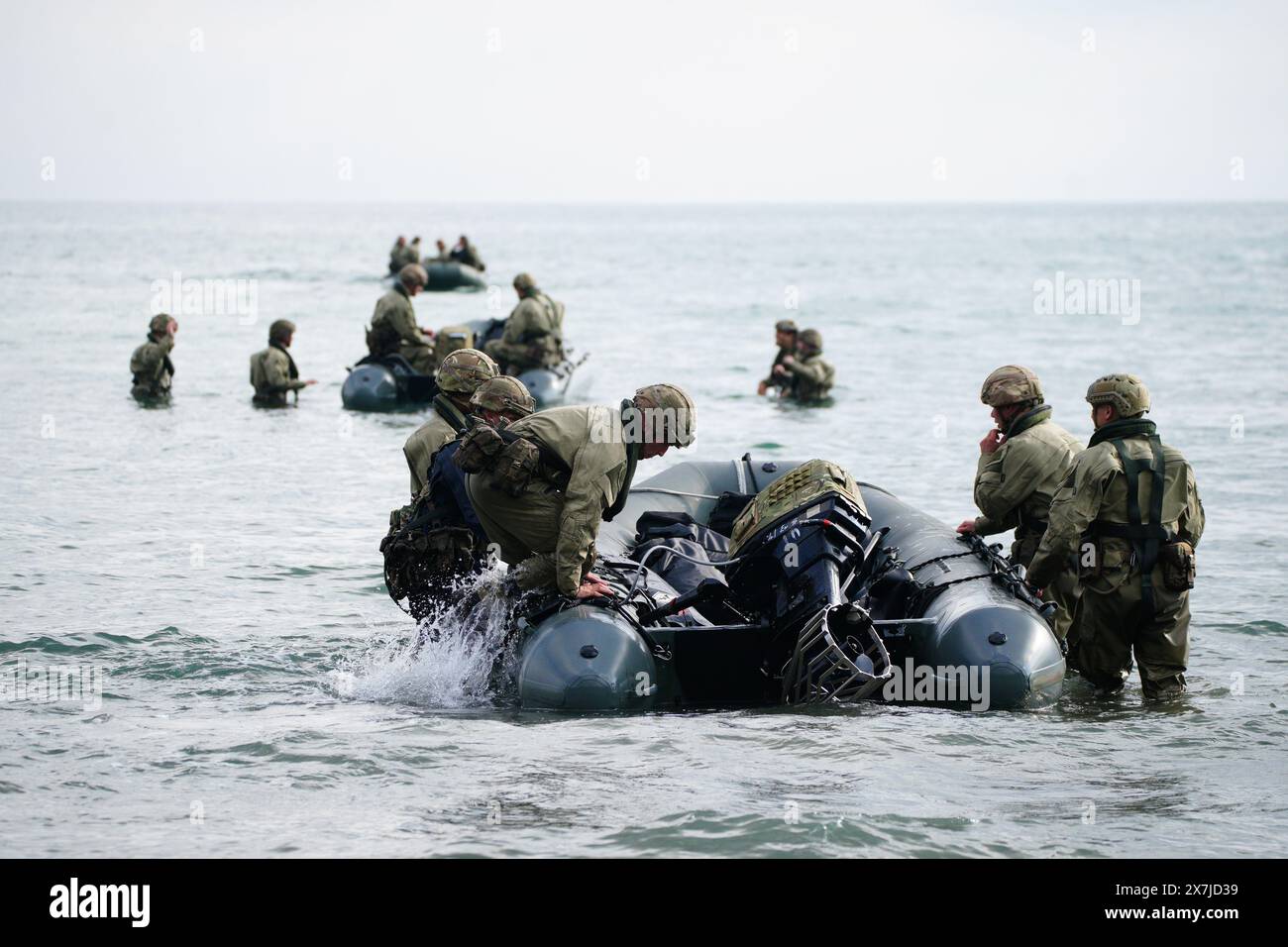 Il personale delle forze armate del 47 Commando (Raiding Group) Royal Marines conduce l'addestramento allo sbarco sulla spiaggia a Tregantle Fort, Torpoint, nella Cornovaglia sudorientale, utilizzando moderni mezzi da sbarco, in scene che ricordano gli eventi del D-Day. L'esercitazione si basa su uno scenario di battaglia contemporaneo e arriva poche settimane prima del 47 Commando atterra a Gold Beach in Normandia, Francia, per commemorare il 80° anniversario del D-Day. Data foto: Lunedì 20 maggio 2024. Foto Stock