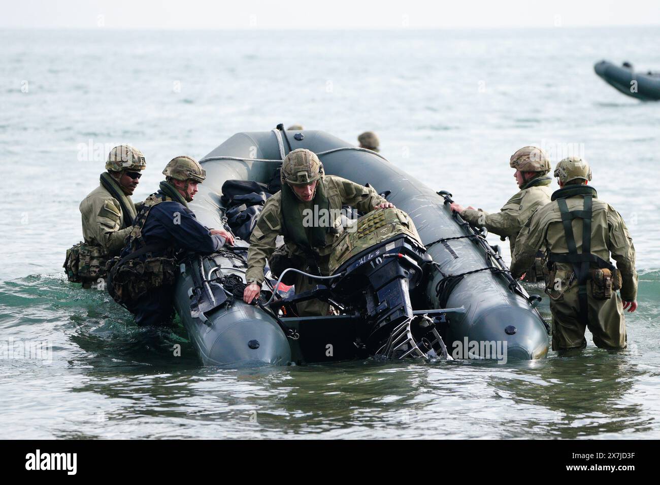 Il personale delle forze armate del 47 Commando (Raiding Group) Royal Marines conduce l'addestramento allo sbarco sulla spiaggia a Tregantle Fort, Torpoint, nella Cornovaglia sudorientale, utilizzando moderni mezzi da sbarco, in scene che ricordano gli eventi del D-Day. L'esercitazione si basa su uno scenario di battaglia contemporaneo e arriva poche settimane prima del 47 Commando atterra a Gold Beach in Normandia, Francia, per commemorare il 80° anniversario del D-Day. Data foto: Lunedì 20 maggio 2024. Foto Stock