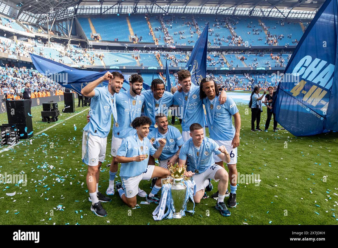 Manchester, Regno Unito. 19 maggio 2024. La squadra del Manchester City si posa di fronte al trofeo Barclays Premier League e festeggia di fronte ai propri tifosi dopo la partita di Premier League Manchester City vs West Ham United all'Etihad Stadium, Manchester, Regno Unito, 19 maggio 2024 (foto di Mark Cosgrove/News Images) a Manchester, Regno Unito il 19/5/2024. (Foto di Mark Cosgrove/News Images/Sipa USA) credito: SIPA USA/Alamy Live News Foto Stock