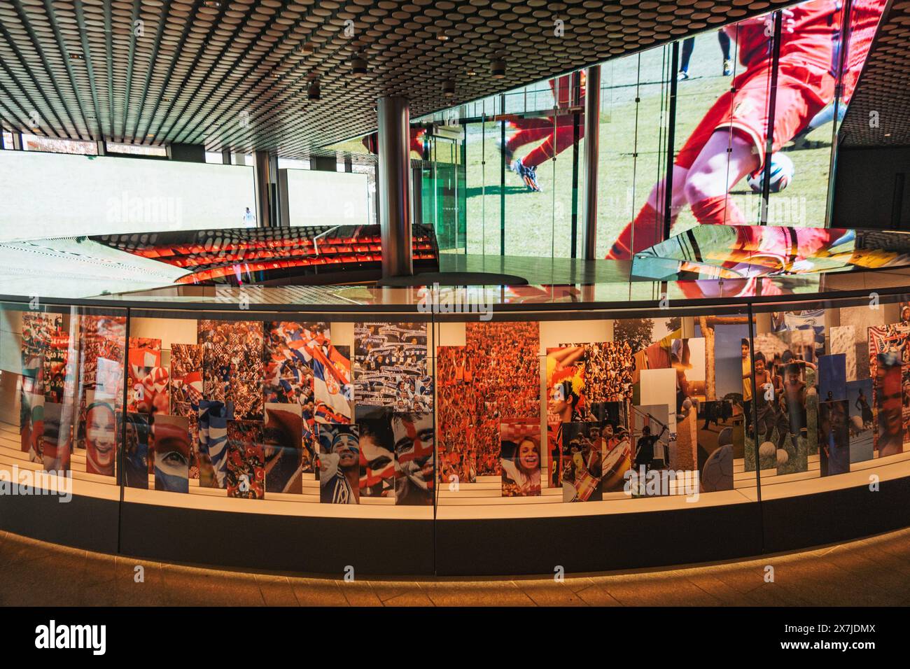 Una mostra con schermi di calcio e manufatti al Museo FIFA di Zurigo, Svizzera Foto Stock