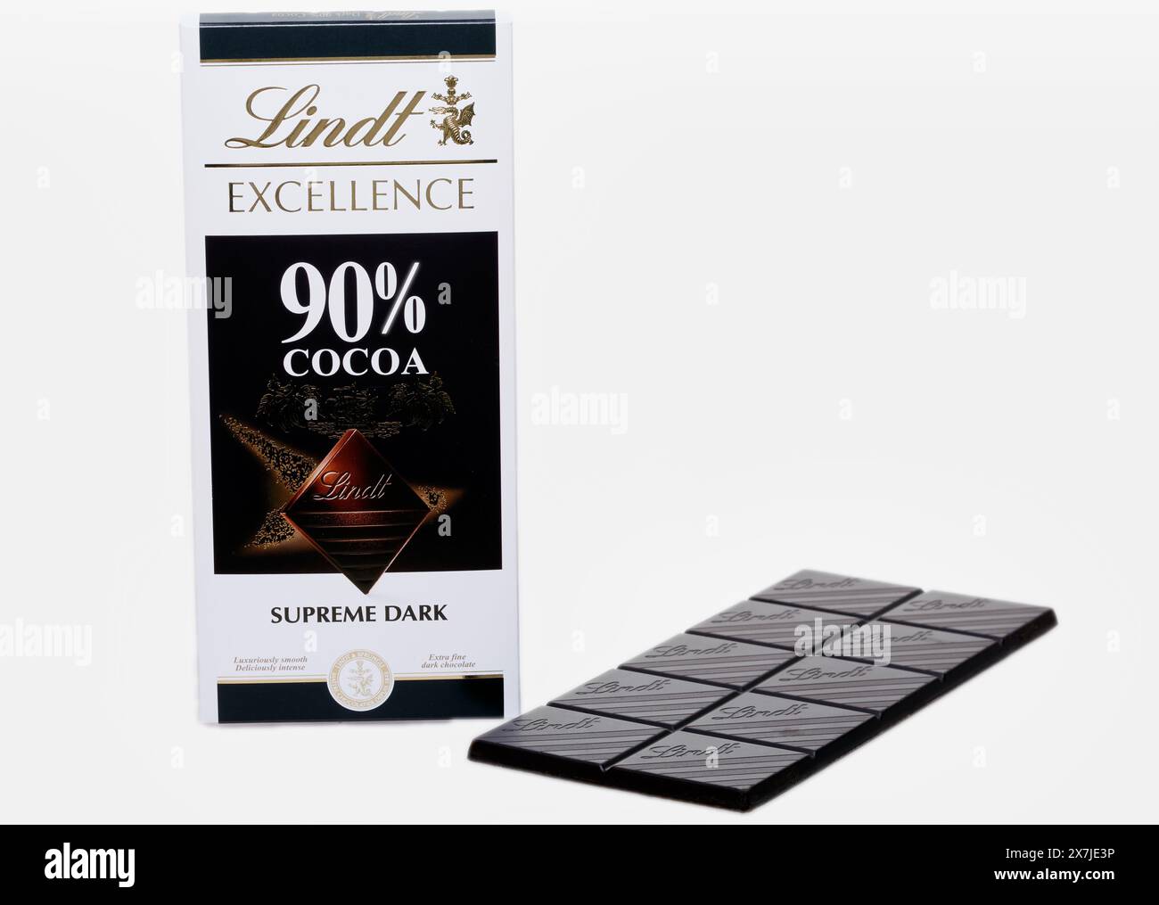 Mansfield,Nottingham,Regno Unito,17 maggio 2024:immagine studio di un bar di Lindt Exellence Supreme Dark Chocolate. Foto Stock