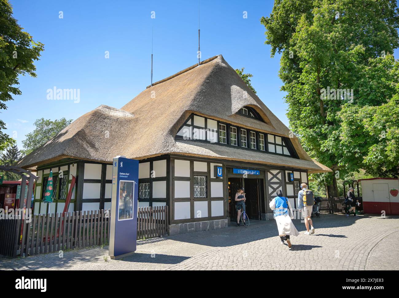 U-Bahnhof Dahlem Dorf, Königin-Luise-Straße, Dahlem, Steglitz-Zehlendorf, Berlino, Deutschland *** U station Dahlem Dorf, Königin Luise Straße, Dahlem, Steglitz Zehlendorf, Berlino, Germania Foto Stock