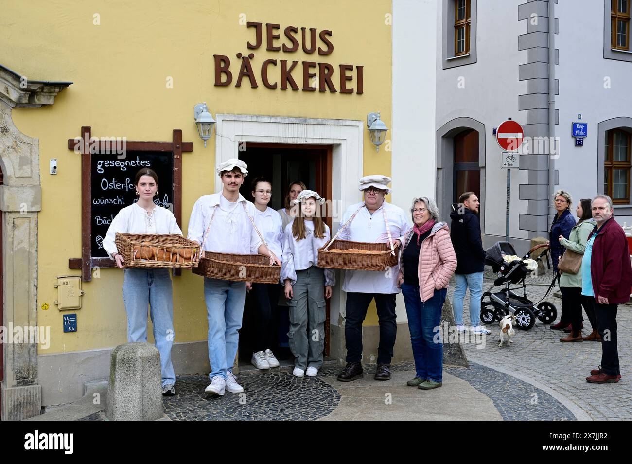 Im Bild: Bäckermeister Michael Tschirch mit Familie, rechts schwester Evekine Mühle, vor seiner Filiale 'Jesus-Bäcker'. Görlitzer Kreuzweg am Karfreit Foto Stock