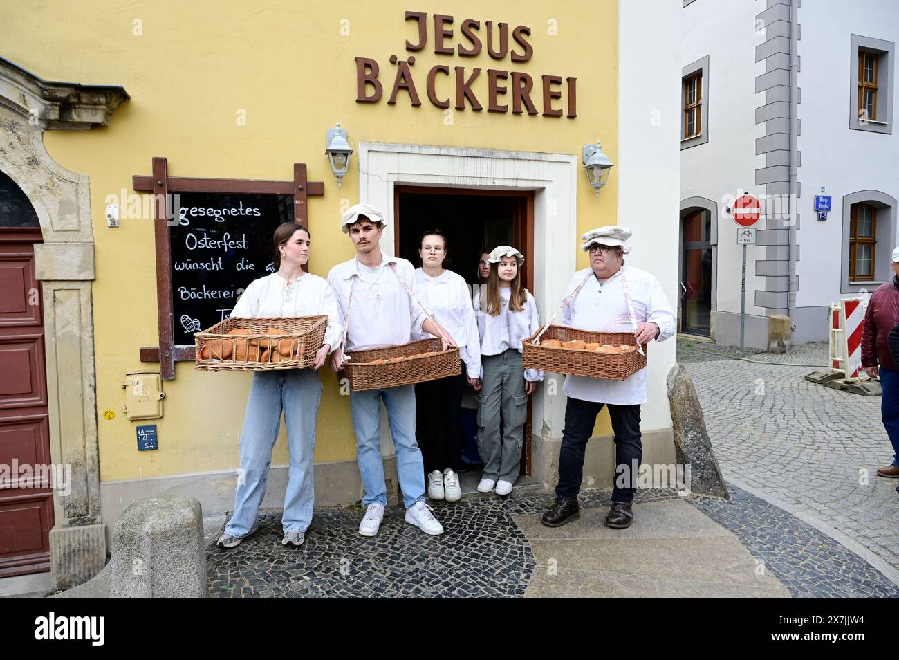 Im Bild: Bäckermeister Michael Tschirch mit Familie vor seiner Filiale "Jesus-Bäcker". Görlitzer Kreuzweg am Karfreitag. Karfreitagsprozession mit Gen Foto Stock