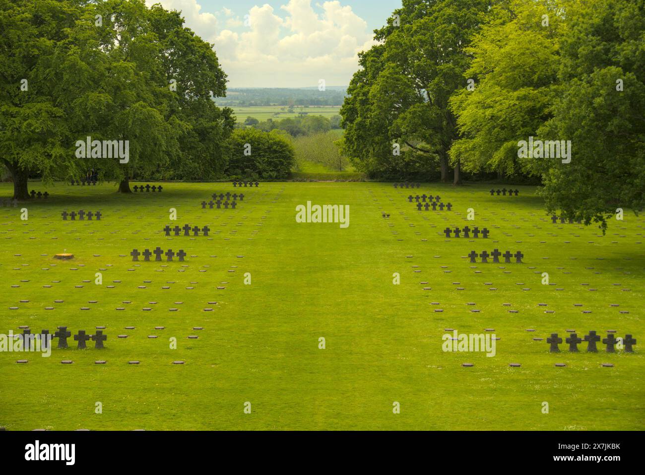 Il cimitero tedesco di la Cambe, in Normandia. Francia. Con i suoi ampi spazi verdi aperti. Foto Stock