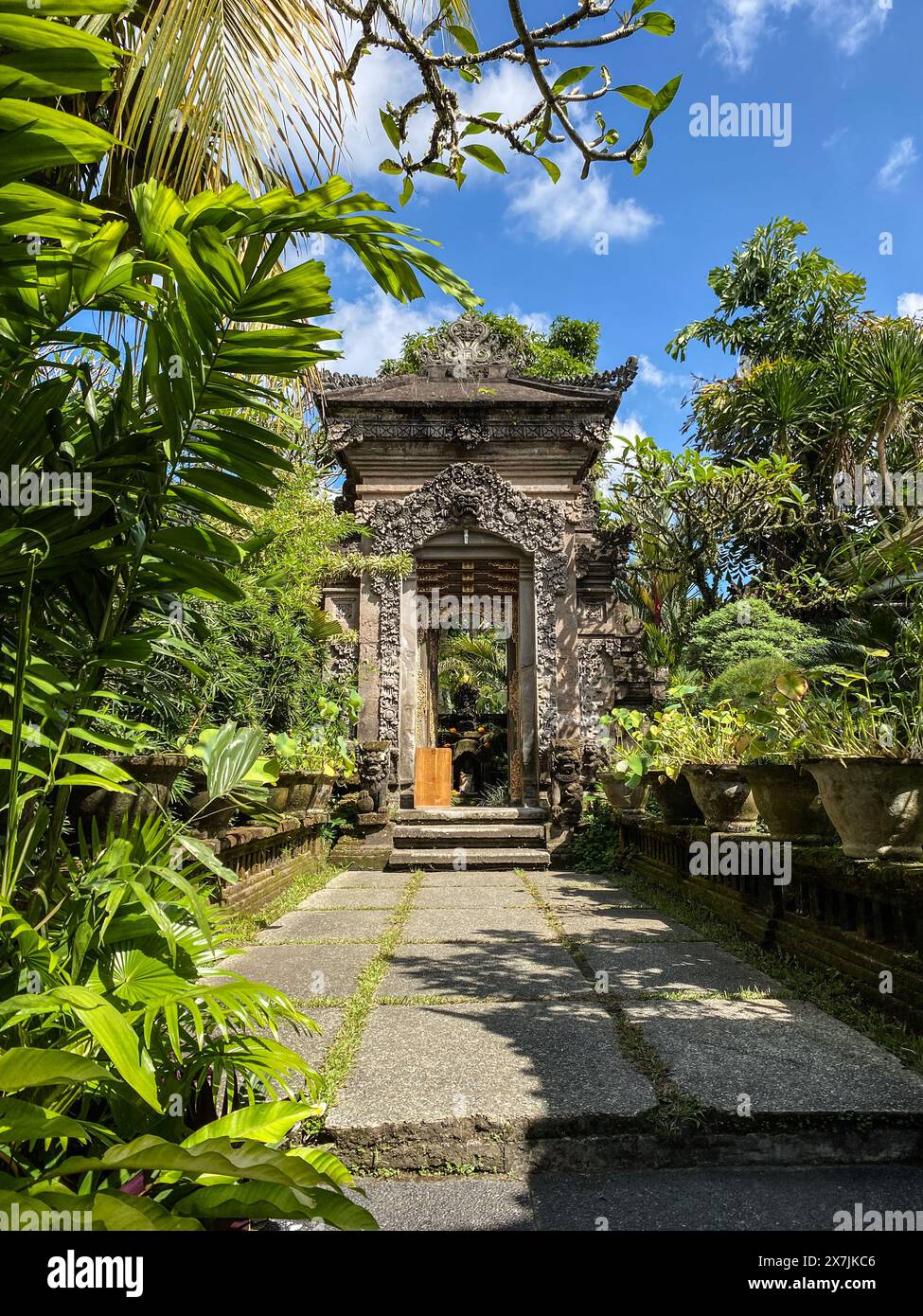 Angkul-angkul è un tradizionale edificio balinese che ha la funzione principale di cancello. Foto Stock