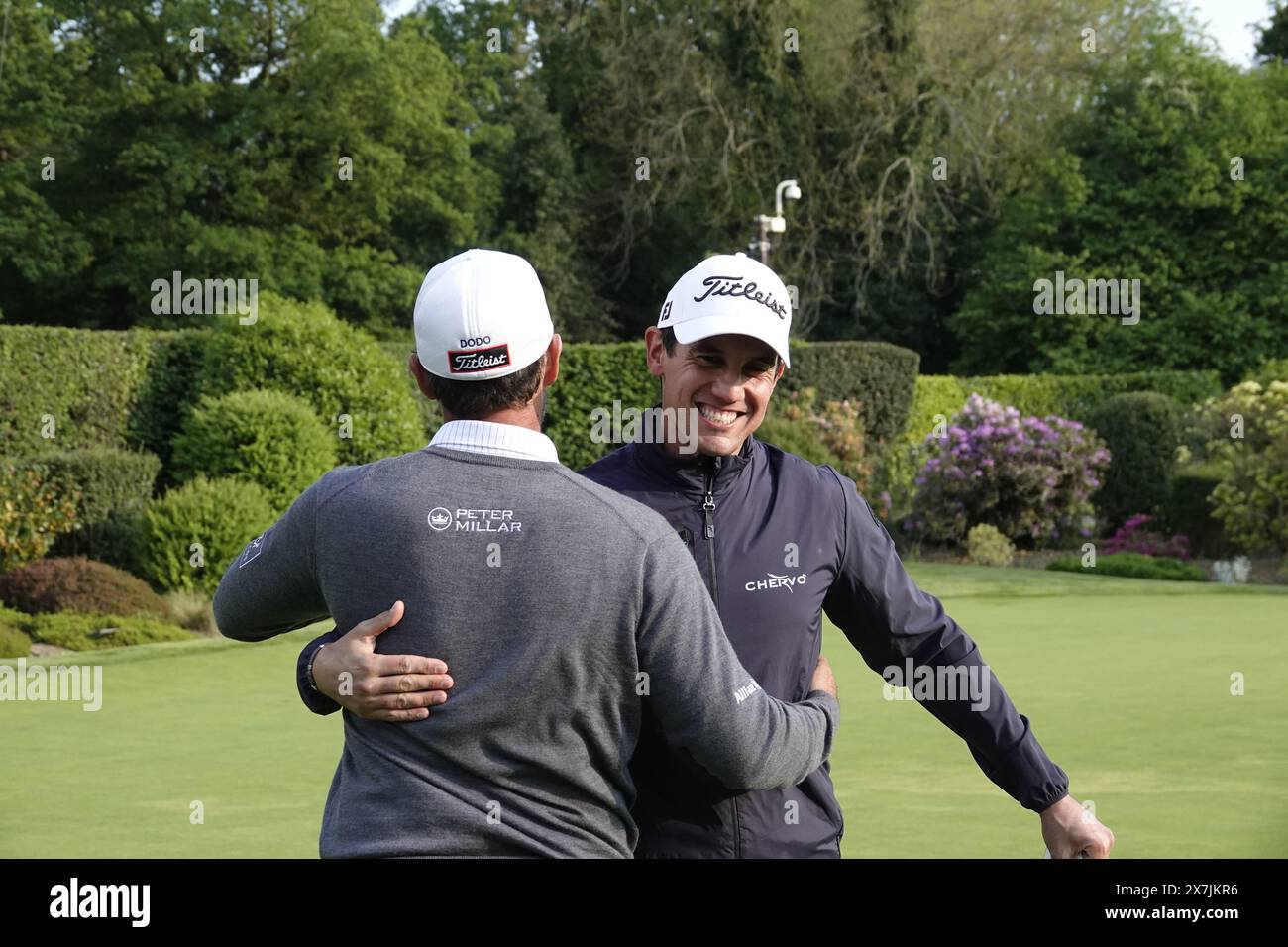 Walton on the Hill, Surrey, Regno Unito. 20 maggio 2024. Azione alla giornata finale di qualificazione per l'US Open Golf Championship 2024 tenutasi presso il Walton Heath Golf Club, Surrey, Regno Unito : Eduardo Molinari, fratello del maggiore vincitore Francesco, saluta il collega campione italiano Matteo MANASSERO, dopo che entrambi si erano appena qualificati per giocare al Pinehurst di golfÕs US Open il mese prossimo. Crediti: Motofoto/Alamy Live News Foto Stock