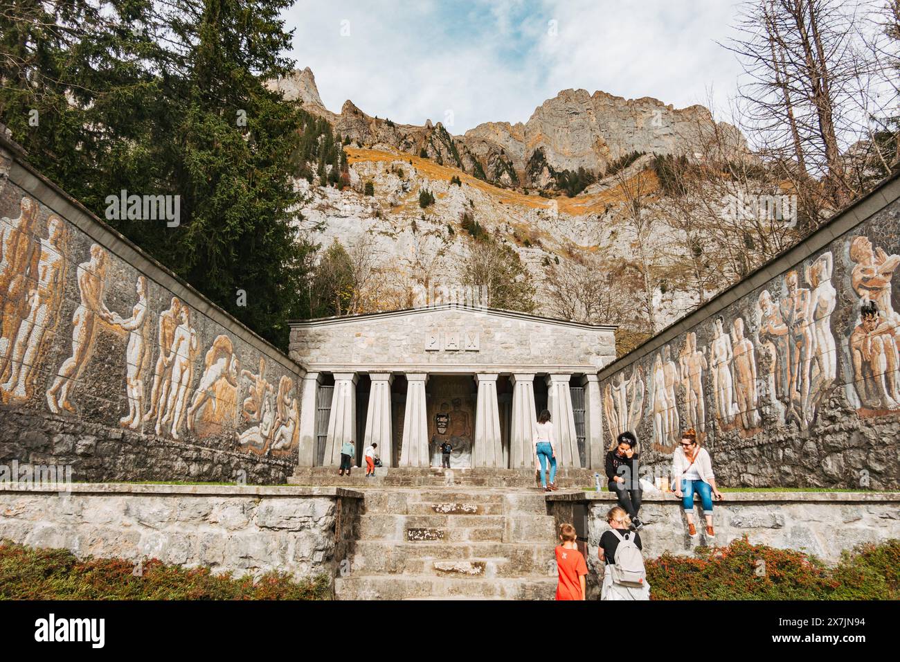 I turisti esplorano il monumento di Paxmal dell'artista svizzero Karl Bickel, situato ai piedi delle colline di Churfirsten, in Svizzera. Completato nel 1949 Foto Stock