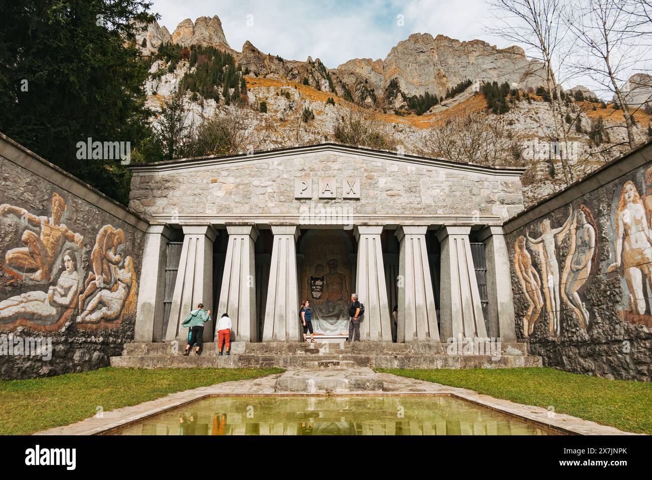 I turisti esplorano il monumento di Paxmal dell'artista svizzero Karl Bickel, situato ai piedi delle colline di Churfirsten, in Svizzera. Completato nel 1949 Foto Stock